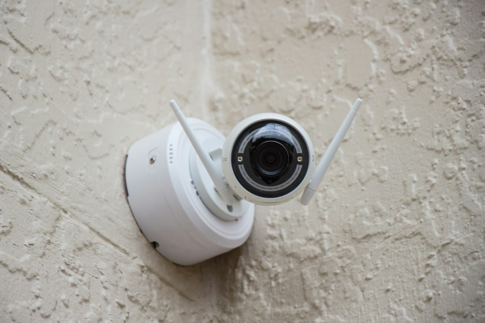 Cámara de seguridad inalámbrica instalada en la pared exterior de una vivienda